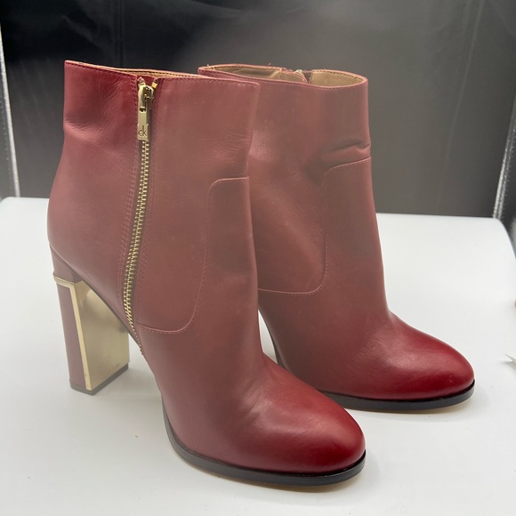 Vintage Calvin Klein Boots. Deep red with gold details..
square heel zippered - Picture 6 of 11